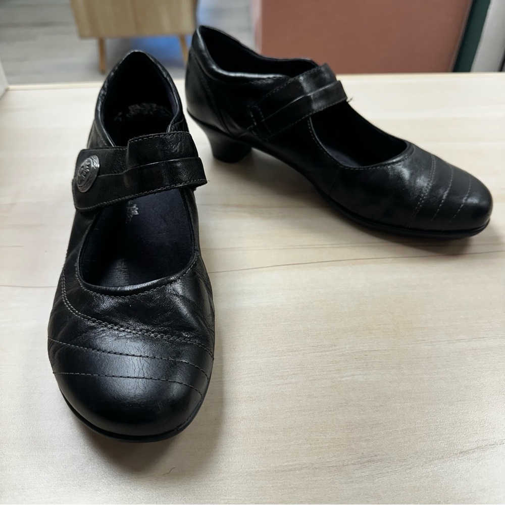 Taos footwear black Mary Jane heels